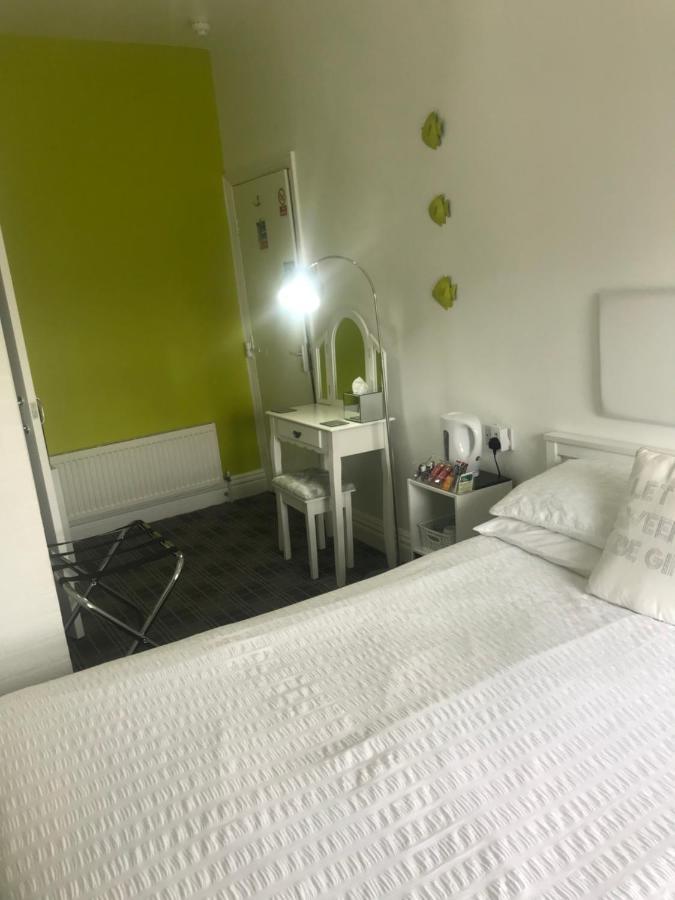Number 40 - No Multiple Room Bookings Блекпул Екстериор снимка